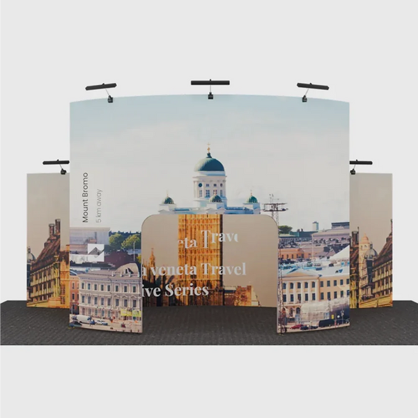Kit de stand 6x3m avec mur de fond ondulé et arche d'entrée incurvée