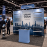 Kit de stand 3x3m avec rayonnage perforé, enseigne et comptoir