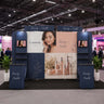 Kit de stand 3x6m avec mur de fond 6m, étagères TV en cascade et comptoirs