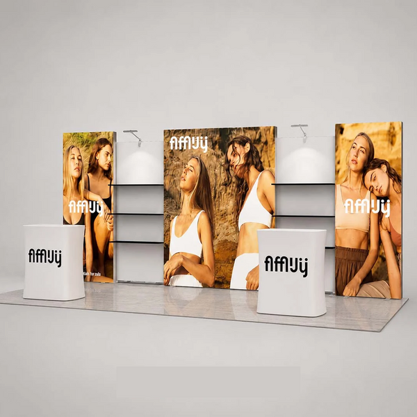 Kit de stand 3x6m avec triple paroi rétroéclairée SEG, étagères et comptoirs LED